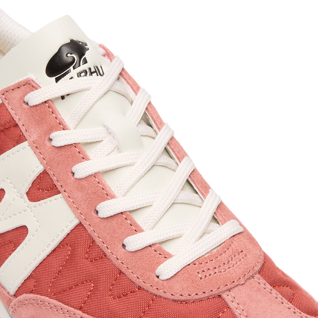 Karhu Mestari (Light Mahogany / Blanc De Blanc)
